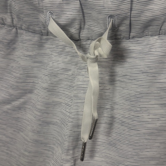 Lululemon Women’s On the Fly Shorts gray stripe size 8 - Picture 3 of 7